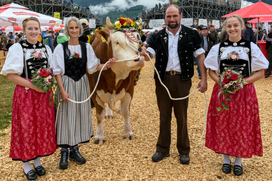 In traditioneller Kleidung wird der Siegermuni präsentiert.