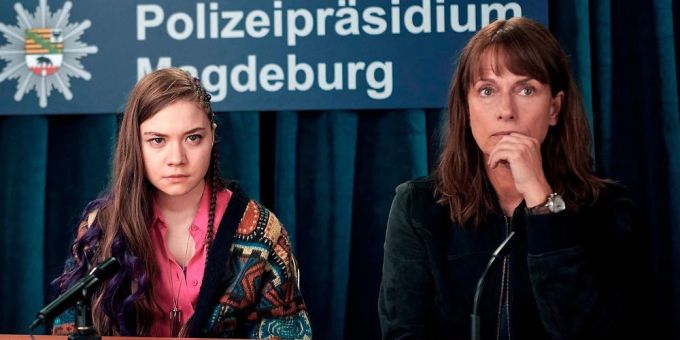 «Polizeiruf 110: Du gehörst mir»: Lana Stokowski (Hannah Schiller, l.) und Kommissarin Brasch (Claudia Michelsen) wenden sich nach der Kindesentführung an die Öffentlichkeit. polizeiruf 110 magdeburg