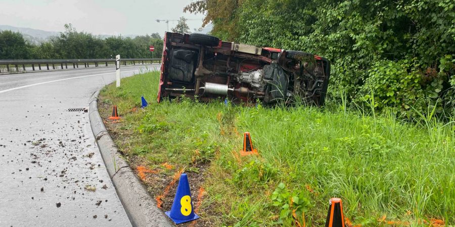 Lieferwagen in Seitenlage