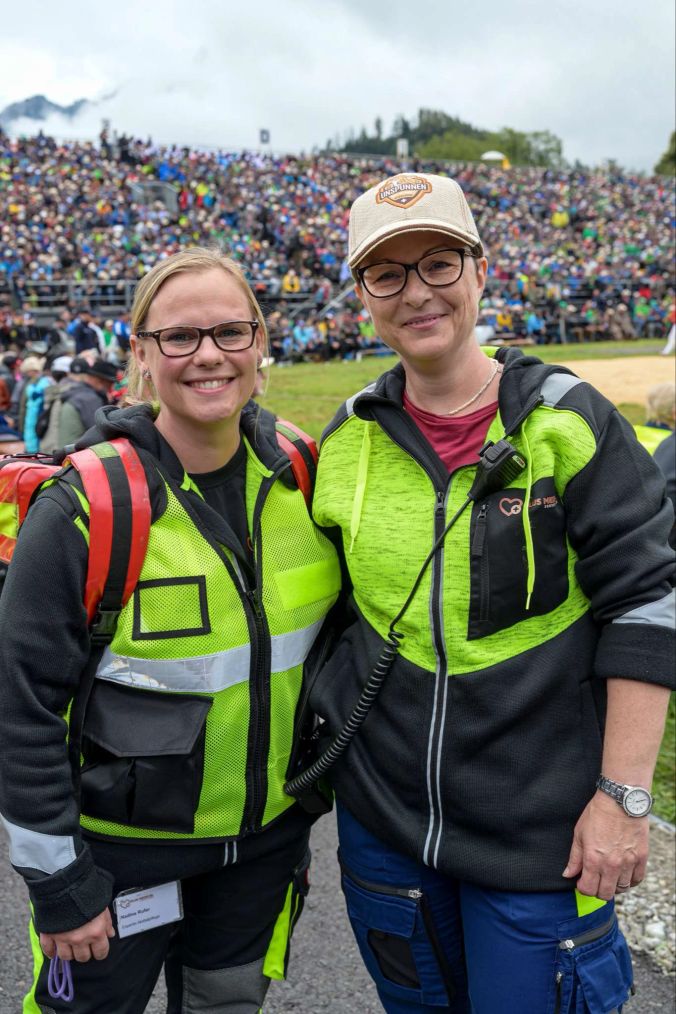Die Pflegefachfrauen Nadine (l) und Sara (r).