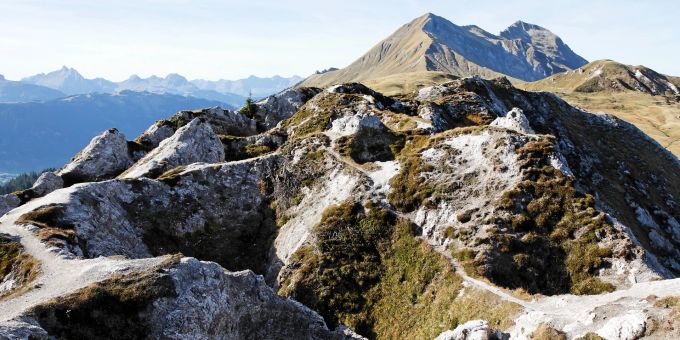 Mit all den Trichter-förmigen Löchern fühlt man sich im Gebiet «Gryde» wie auf dem Mars. Gryden Lenk Simmental