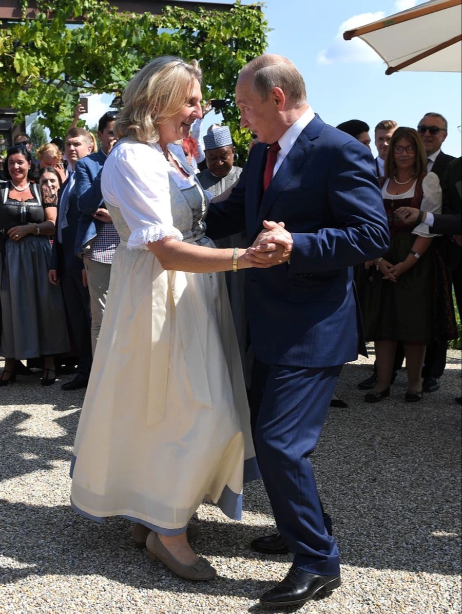 Die Ministerin und Russlands Staatschef tanzten auf der Hochzeit der Österreicherin zusammen – Kneissl löste Irritationen aus.