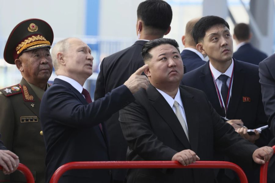 Wladimir Putin und Kim Jong Un bei ihrem Treffen am Weltraumbahnhof.