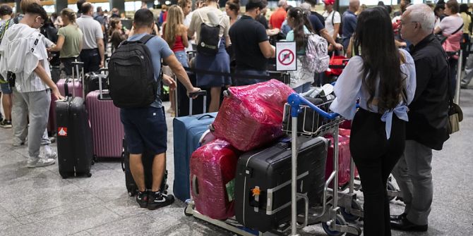 Passagiere am Flughafen Zürich