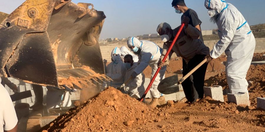 Helfer begraben Opfer der Sturzflut in Libyen.