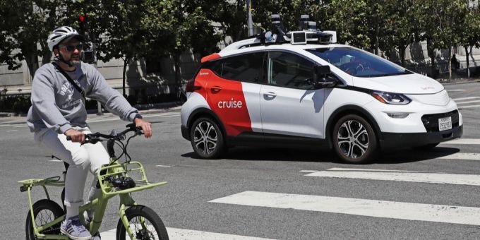 Ein Robotaxi von Cruise auf den Strassen von San Francisco. robotaxi cruise nasser beton