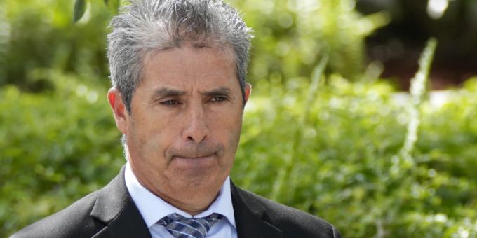 Carlos De Oliveira, Hausverwalter des Mar-a-Lago-Anwesens des ehemaligen US-Präsidenten Trump, verlässt das Alto Lee Adams Sr. U.S. Courthouse nach seiner Anhörung. Foto: Rebecca Blackwell/AP/dpa trump