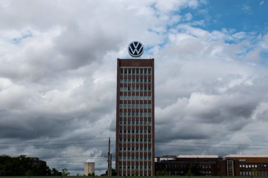 Im VW-Werk in Wolfsburg (D) schlichen sich Klima-Aktivisten mit einer Besucherführung in die Produkthalle.