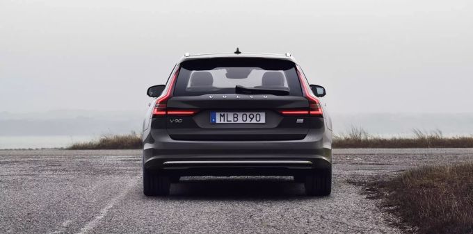 Das Facelift brachte eine neue Leuchtengrafik für den Volvo V90 2021 Volvo V90 48V