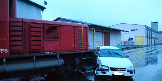 Am Personenwagen entstand erheblicher Sachschaden. Kollision