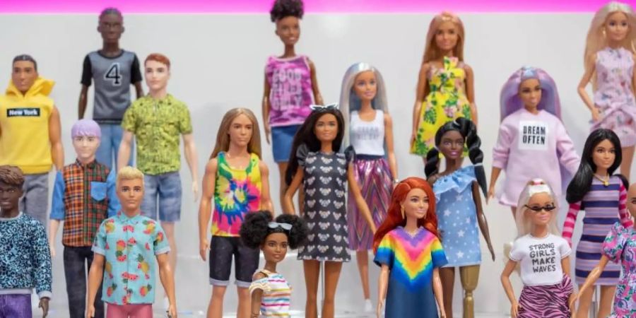 Mattel erweitert die Linie Fashionistas um eine Barbie-Puppe ohne Haare, eine Puppe mit Vitiligo, eine Puppe mit einer goldenen Prothese, einen Ken mit langen, vollen Haaren und den ersten rothaarigen Ken überhaupt erweitert. Foto: Daniel Karmann/dpa