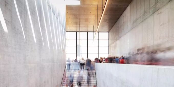Besucher in der James-Simon-Galerie. Die Berliner Museen sind beliebt. Foto: Soeren Stache/dpa Besucher in der James-Simon-Galerie. Die Berliner Museen sind beliebt. Foto: Soeren Stache/dpa