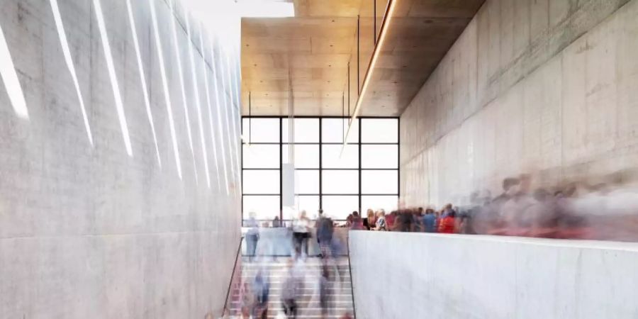 Besucher in der James-Simon-Galerie. Die Berliner Museen sind beliebt. Foto: Soeren Stache/dpa