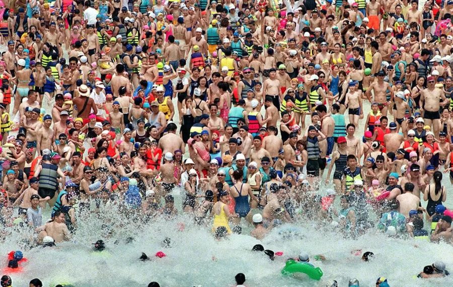 Ein überfülltes Strandbad