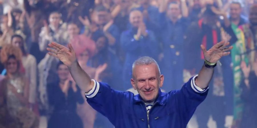 Der französische Mode-Designer Jean Paul Gaultier verabschiedet sich vom Publikum. Foto: Francois Mori/AP/dpa