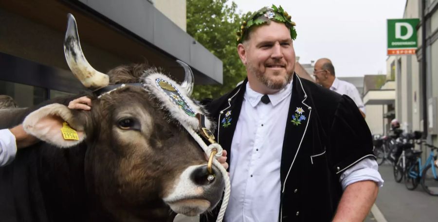 Stucki posiert mit Sieger-Muni Kolin.