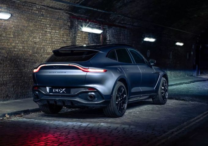 Der neue Aston Martin DBX by Q trägt viele schwarze Details. Aston Martin DBX Q