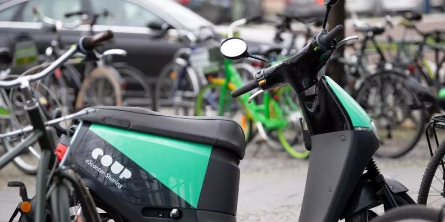 Die leisen und geruchlosen Elektro-Mopeds von Coup prägten vielerorts in den grossen Städten das Strassenbild mit. Foto: Monika Skolimowska/zb/dpa