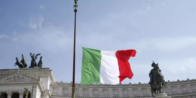 Die italienische Flagge weht im Wind. Italien Corona Ostern