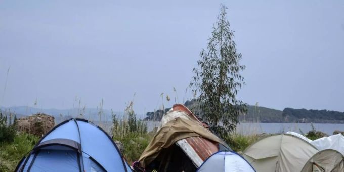 Zelte, in denen Flüchtlinge leben, im Dorf Petra auf der nordöstlichen Ägäisinsel Lesbos ein. Foto: Panagiotis Balaskas/AP/dpa Zelte, in denen Flüchtlinge leben, im Dorf Petra auf der nordöstlichen Ägäisinsel Lesbos ein. Foto: Panagiotis Balaskas/AP/dpa