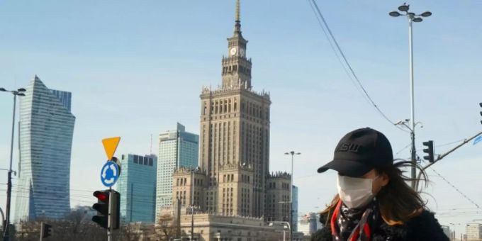 Frau mit Schutzmaske in Warschau. Polen