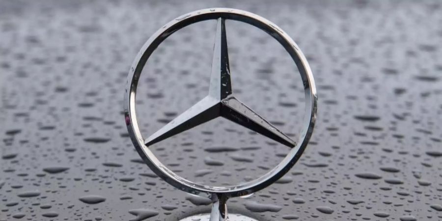 Daimler ruft weltweit fast 300.000 Autos von Mercedes-Benz wegen Brandgefahr zurück. Foto: Marijan Murat/dpa