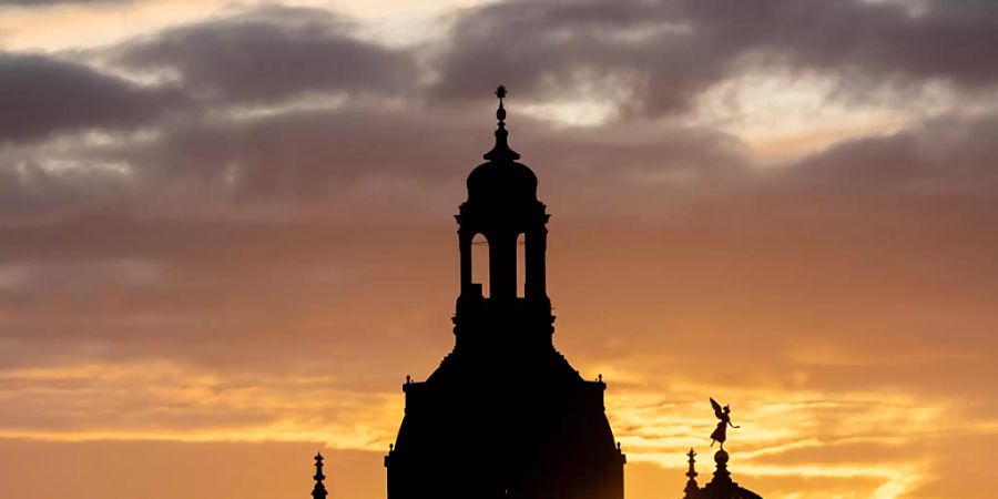 Auch die barocke Dresdner Frauenkirche überstand das britisch-amerikanische Bombeninferno vom Februar 1945 nicht - ein Tag nach der Bombennacht stürzte die Kuppel ein. Unterdessen ist sie wieder aufgebaut.