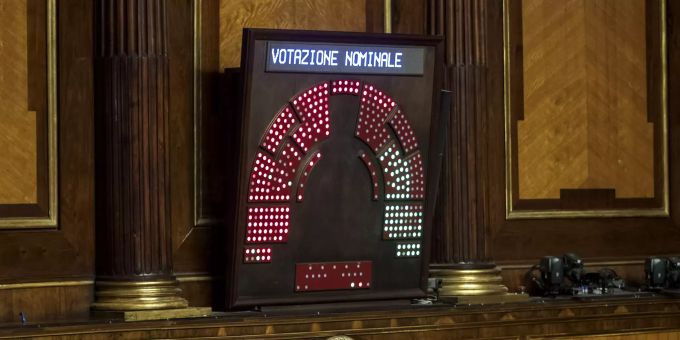 Die Sitze im italienischen Senat leuchten auf einer Anzeigentafel auf. Der Senat hat nach Medienberichten die Immunität des ehemaligen italienischen Innenministers Matteo Salvini als Mitglied der Parlamentskammer aufgehoben. Italiens Senat Matteo Salvinis