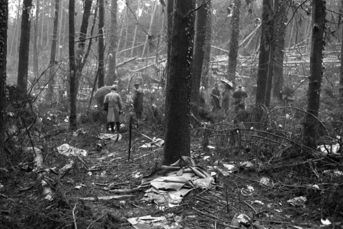 Helfer durchsuchen die Absturzstelle der Swissair Maschine im Wald bei Würenlingen AG Würenlingen
