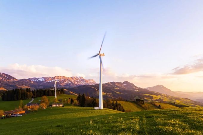Die meiste Energie kann aktuell mit erneuerbaren Energien gedeckt werden. Windräder