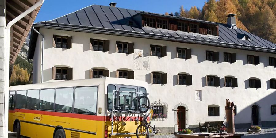 Ein mit Velos beladenes Postauto in S-Charl im Engadin. Damit ist vorläufig Schluss. (Archivbild)