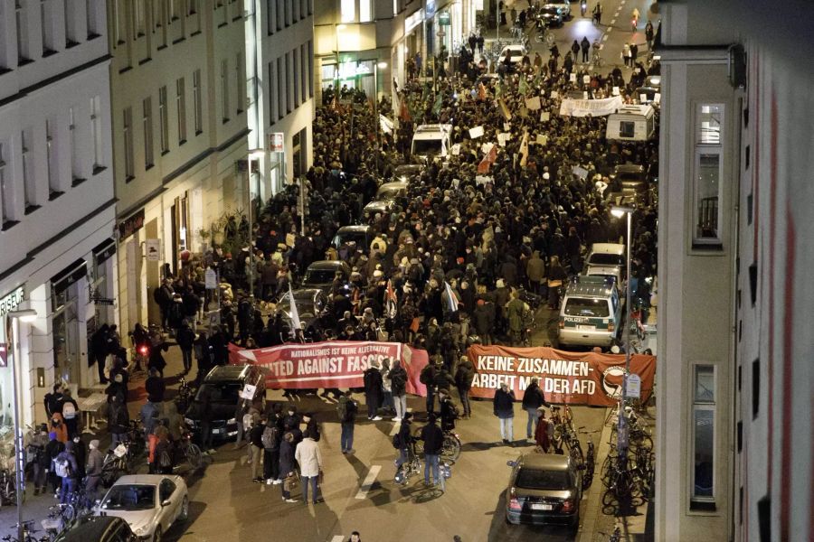 Demonstranten protestieren vor der Bundesgeschäftsstelle der FDP in Berlin.