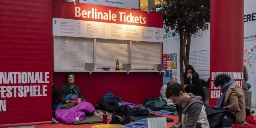 Film-Liebhaber in den Potsdamer Platz Arkaden vor einem noch geschlossenen Kassenhäuschen. Foto: Paul Zinken/dpa