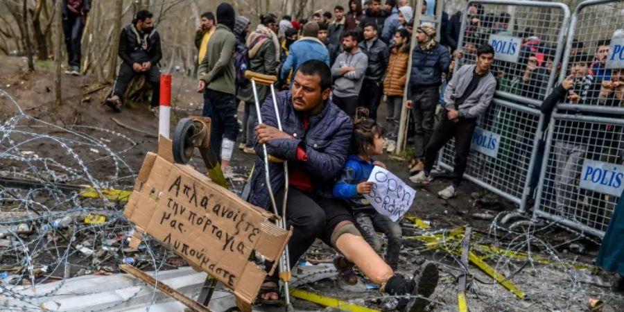 Zusammenstösse zwischen Flüchtlingen und Einsatzkräften