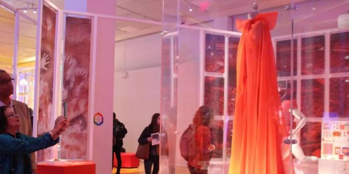 Das bodenlange Kleid aus Chiffon und Organza wurde von Designer Brandon Maxwell kreiert. Foto: Christina Horsten/dpa Das bodenlange Kleid aus Chiffon und Organza wurde von Designer Brandon Maxwell kreiert. Foto: Christina Horsten/dpa