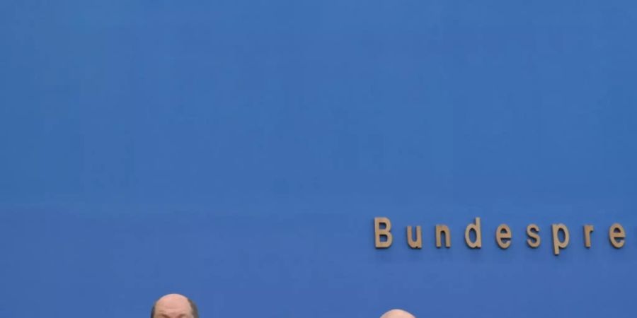 Minister Scholz (links) und Altmaier am 13. März 2020