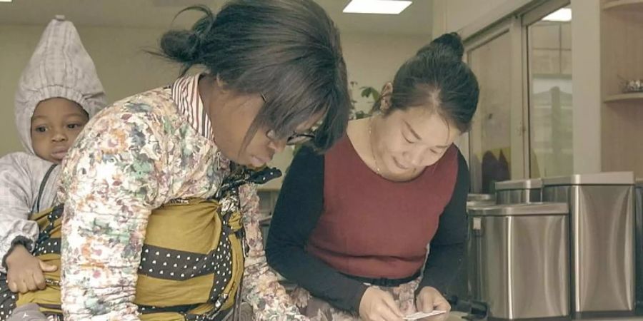 Die junge Unternehmerin Grace Malonga Monekene bei Preisverhandlungen. Foto: Roman Lipah/ZDF/Arte/dpa