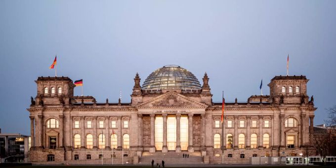 Eine Fraktion nach der anderen berät im Bundestag über die Corona-Krise. fraktion