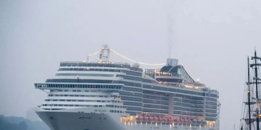 Das Kreuzfahrtschiff «MSC Splendida» läuft aus dem Hamburger Hafen aus. Foto: Daniel Reinhardt/dpa