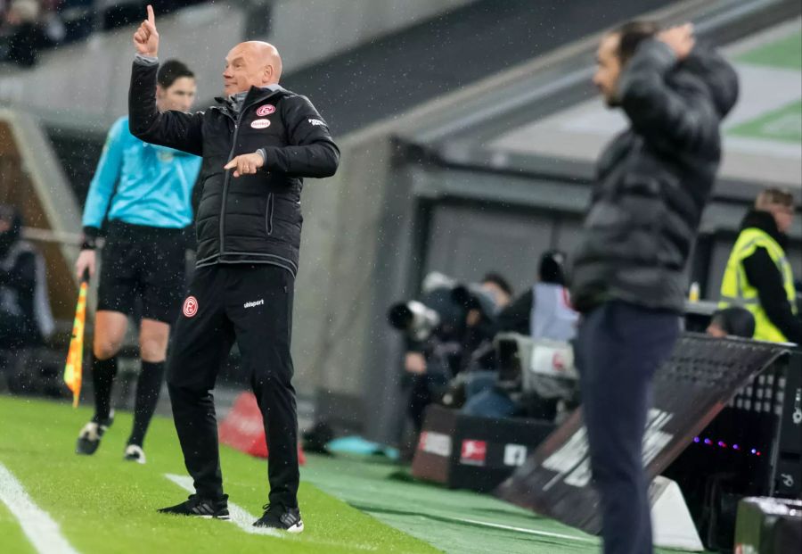 Düsseldorfs Trainer Uwe Rösler gibt seiner Mannschaft Anweisungen.