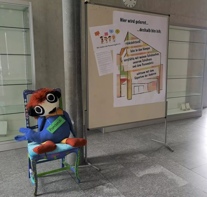Maskottchen Pandandi sowie einige Verhaltensregeln im Eingangsbereich des Schulhauses Breite. Schulhaus Breite Reinach