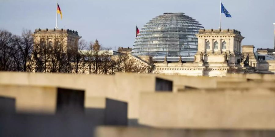 Holocaust-Mahnmal vor dem Reichstag in Berlin. Foto: Christoph Soeder/dpa