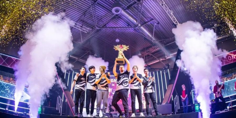 Die glücklichen Gewinner: Team Secret sind die Champions von Leipzig. Die fünf Dota-2-Spieler holten sich Pokal und Titel der Dreamleague Season 13. Foto: Adela Sznajder/Dreamhack/dpa