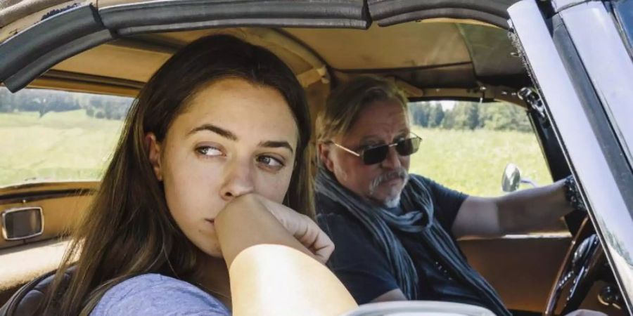 Das Schicksal führt Juli (Vanessa Mai) und ihren Vater Wim (Axel Prahl) wieder zusammen. Foto: Hendrik Heiden/ARD Degeto /dpa