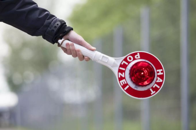 Die Polizei musste für den nötigen Platz der Einsatzkräfte eine Vollsperre einrichten. (Symbolbild) geisterfahrer deutschland