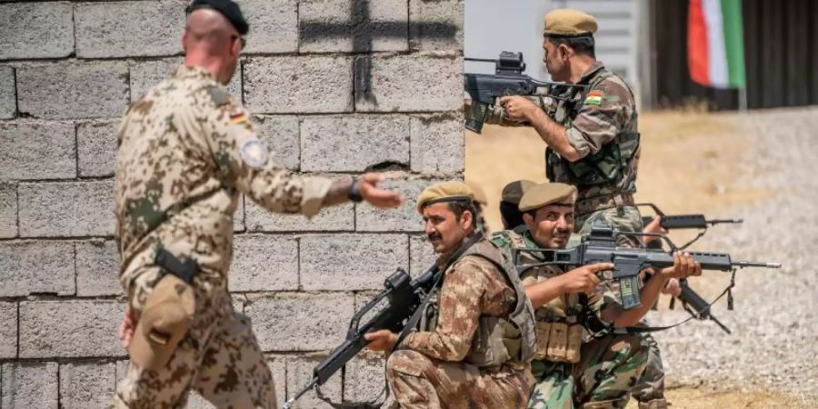 Ein Bundeswehrsoldat begeleitet die Ausbildung kurdischer Peschmerga in Erbil. Foto: Michael Kappeler/dpa