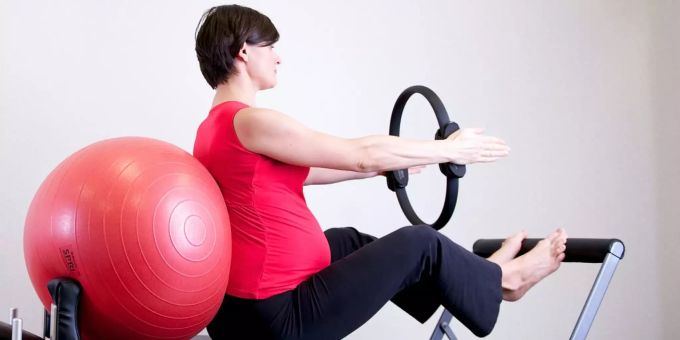Sport ist während der Schwangerschaft möglich. Schwangere Frau
