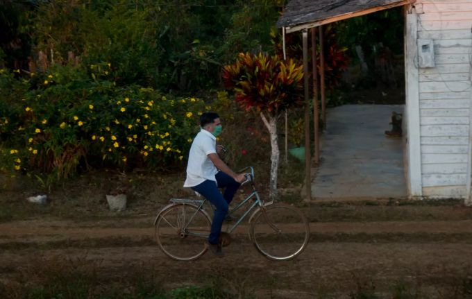 08.04.2020, Kuba, La Palma: Eine Person fährt mit dem Fahrrad. Coronavirus - Kuba