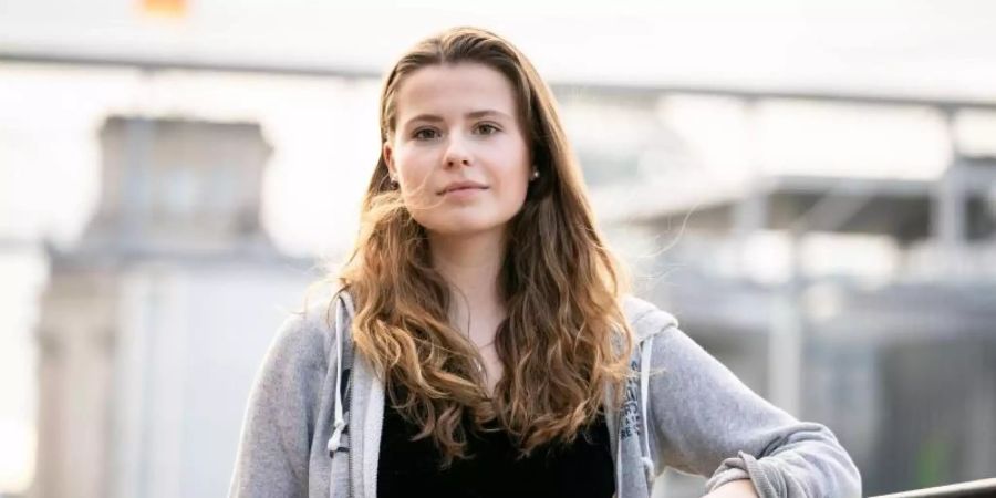 Die Klimaschutzaktivistin Luisa Neubauer von Fridays for Future bei einer Pressekonferenz zur Klage gegen das Klimapaket. Foto: Kay Nietfeld/dpa