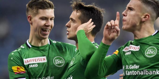 Cedric Itten, Jordi Quintilla und Ermedin Demirovic bejubeln ein Tor des FC St.Gallen. FC St.Gallen